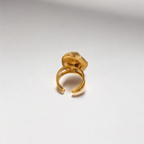 Gold ring with irregular pearl - Image 2