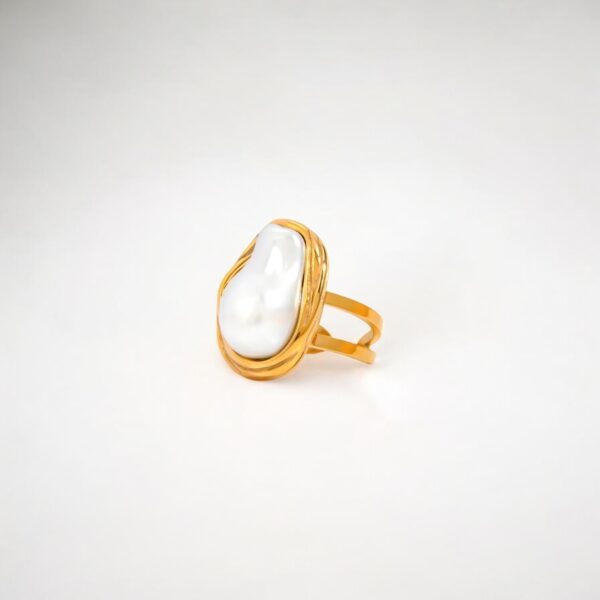 Gold ring with irregular pearl