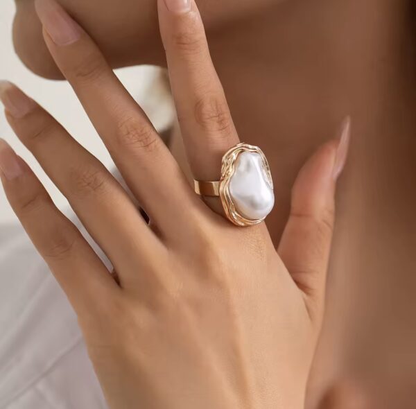 Gold ring with irregular pearl - Image 3