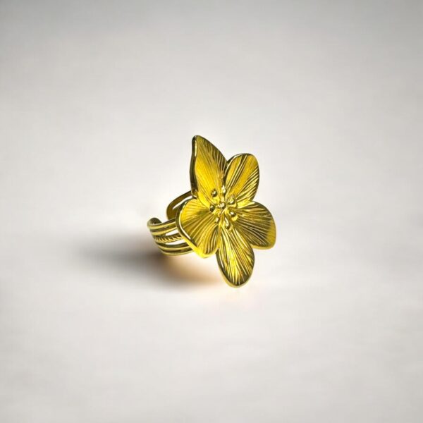 Gold floreal ring