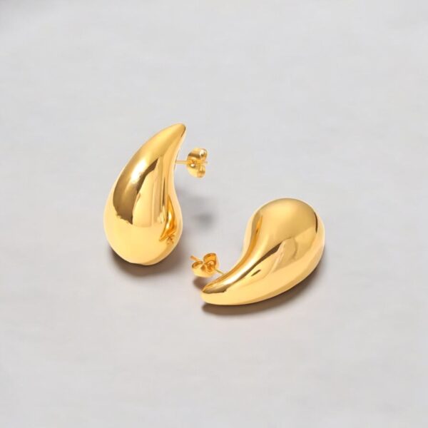 Sculptural drop earrings - Gold finish - Image 2