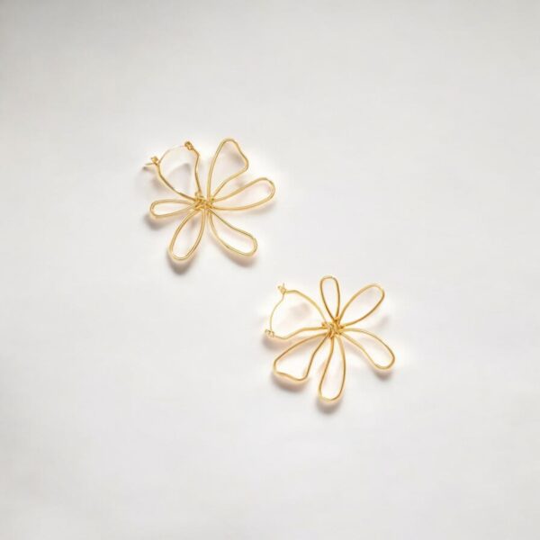 Filigree flower earrings - Gold finish - Image 2