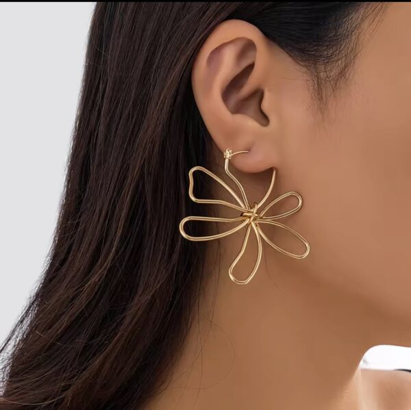 Filigree flower earrings - Gold finish - Image 3